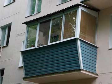 Остекление балкона с крышей из профнастила