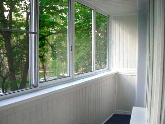 Внутренняя отделка пластиковыми панелями балкона с выносом