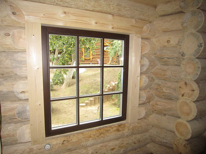 Деревянное окно в доме из бруса