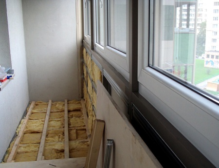 Укладка утеплителя при монтаже пола на балконе