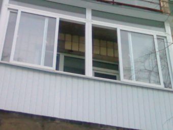 Симметричное остекление балкона на основе алюминиевого профиля