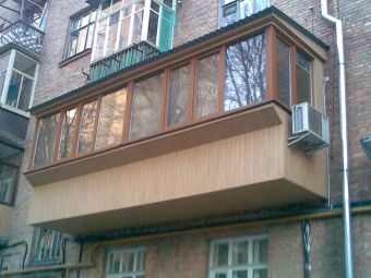 Остекленный балкон цветным алюминиевым профилем