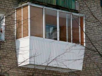 Раздвижное остекление алюминиевым профилем балкона в хрущевке