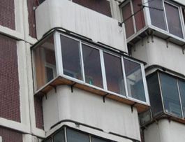 Остекление балкона с выносом в панельном доме