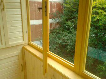 Распашная створка деревянного остекления балкона