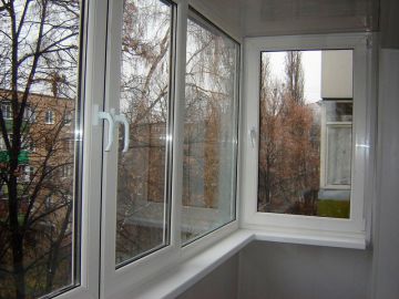 Остекление балкона хрущевки пластиковыми окнами - вид изнутри