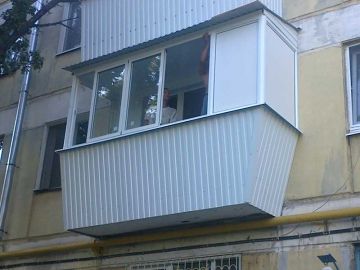 Алюминиевое остекление балкона в хрущевке