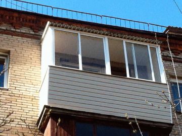 Остекление балкона в хрущевке алюминиевым профилем с крышей