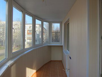Отделка стен и потолка полукруглого балкона светлыми пластиковыми панелями