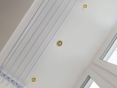 Встраиваемые в потолок светильники на балконе