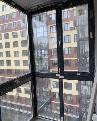 французское остекление балкона с глухими вставками
