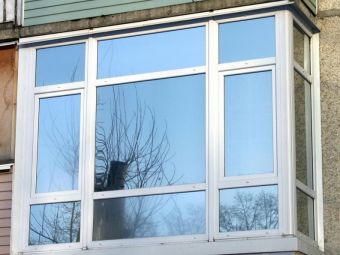 остекление балкона пластиковыми окнами от пола до потолка