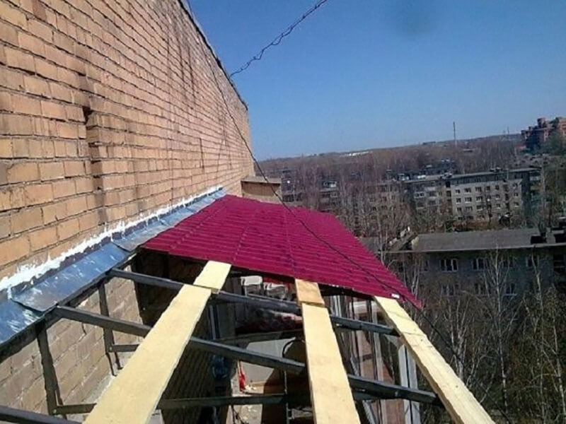 установка крыши на балконе в Москве