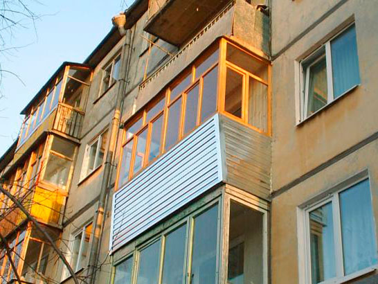 Деревянное остекление балконов в Москве
