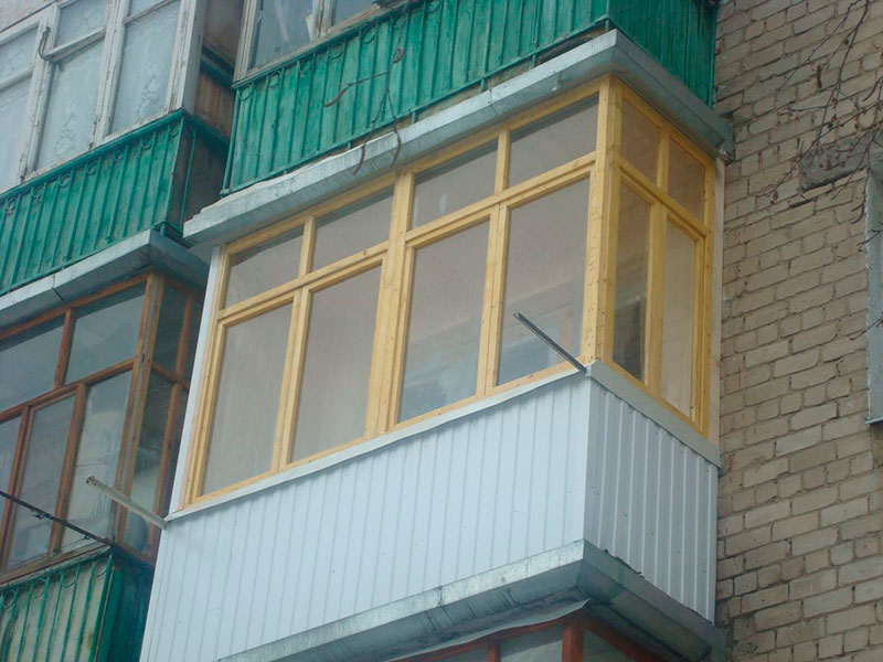 Деревянное остекление балконов в Москве